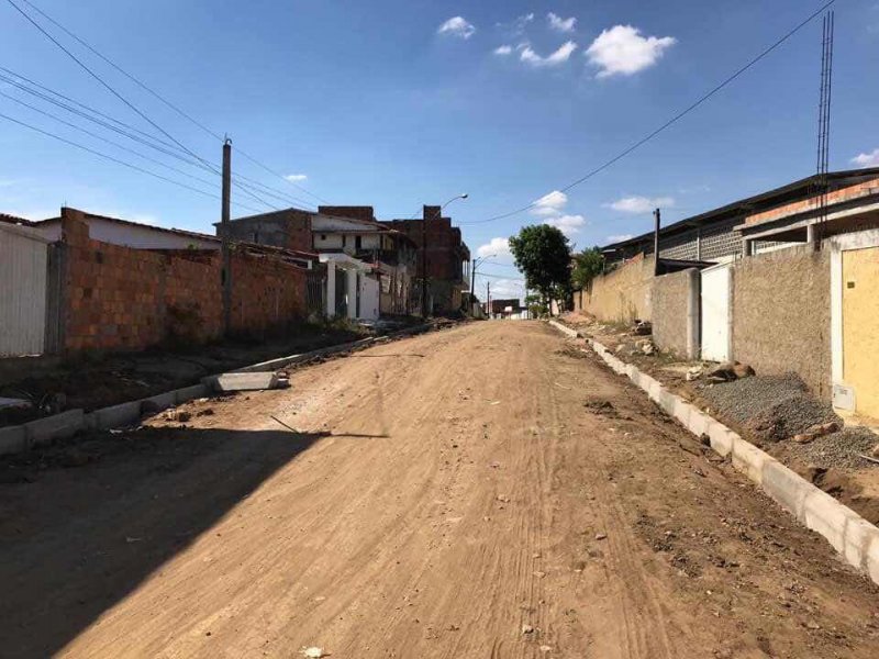 E seguem a todo pique as obras de pavimentao de ruas do bairro Lagoa do Capim