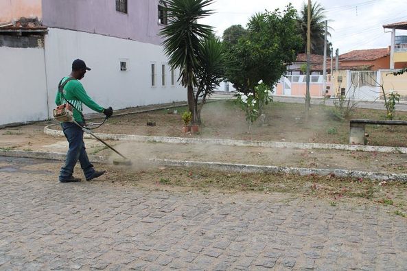 Avenida João de Carvalho Leite recebe serviços de roçagem e limpeza
