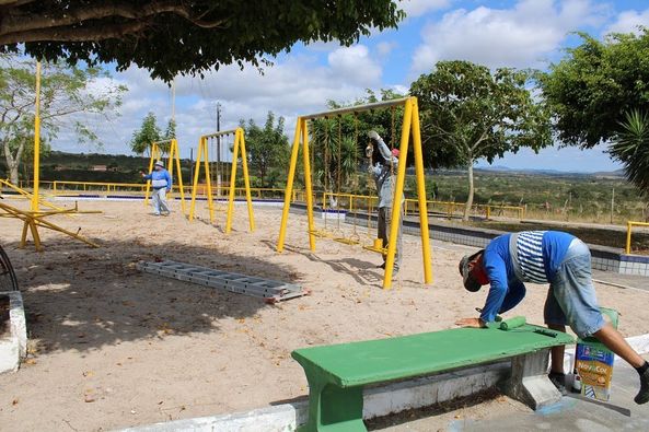 Serviço de revitalização dos equipamentos da Praça e das traves da quadra poliesportiva da Fazenda Modelo