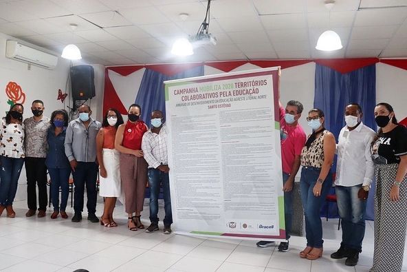 Entrega do banner com o documento contendo as propostas assinadas no período eleitoral por Rogério Costa