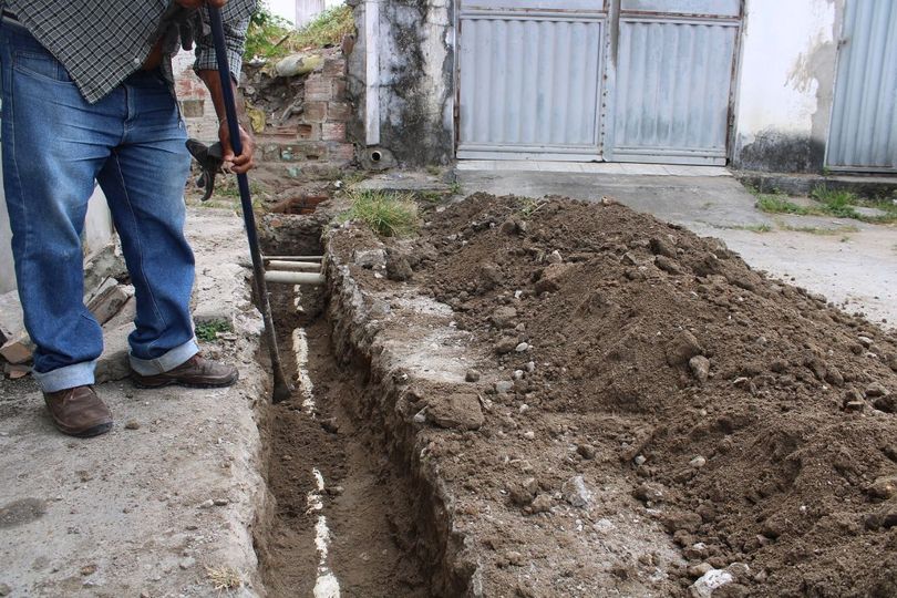 Serviço de substituição da rede de drenagem foi realizado na travessa da rua Xavier P. Cabral, no Centro. 