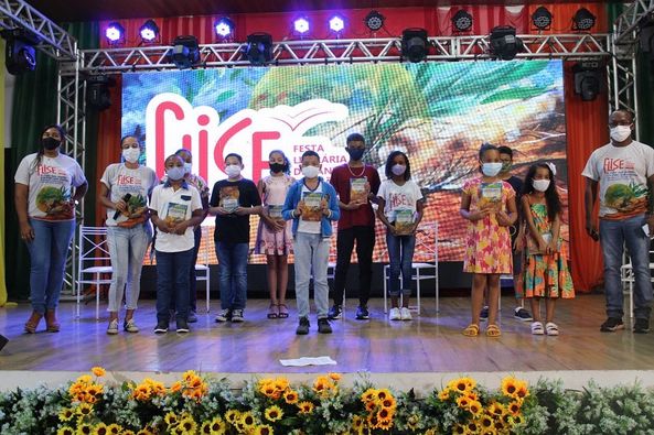 Lançamento da coletânea de poesias feitas pelos alunos da escolas municipais de Santo Estêvão