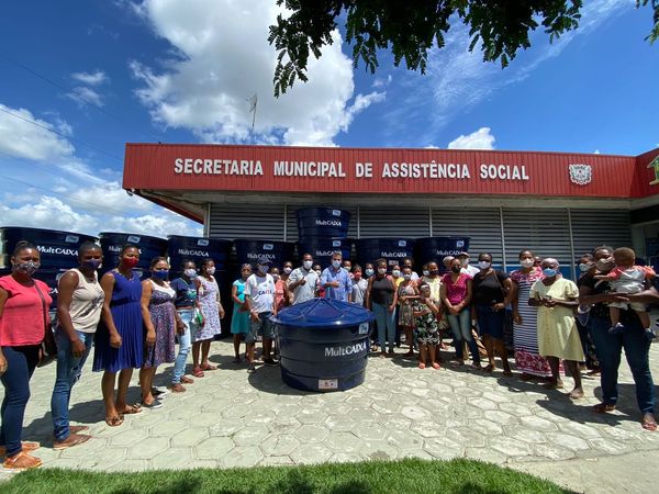 A Prefeitura de Santo Estêvão entrega 50 caixas d'água do Projeto Mil Litros