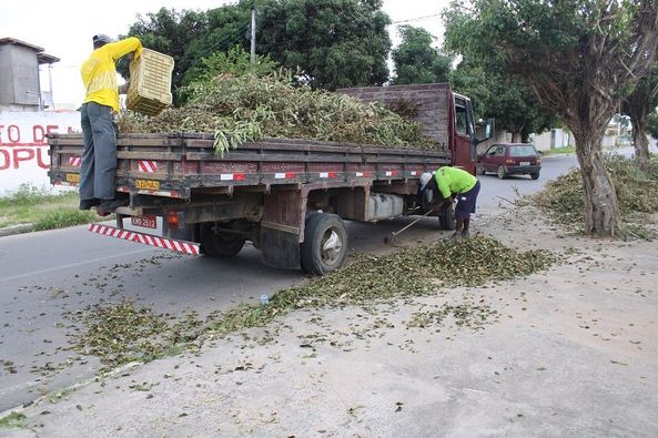 Avenida Américo Fonseca, localizada no Centro, recebeu o serviço de recolhimento de podas de árvores entre outros resíduos