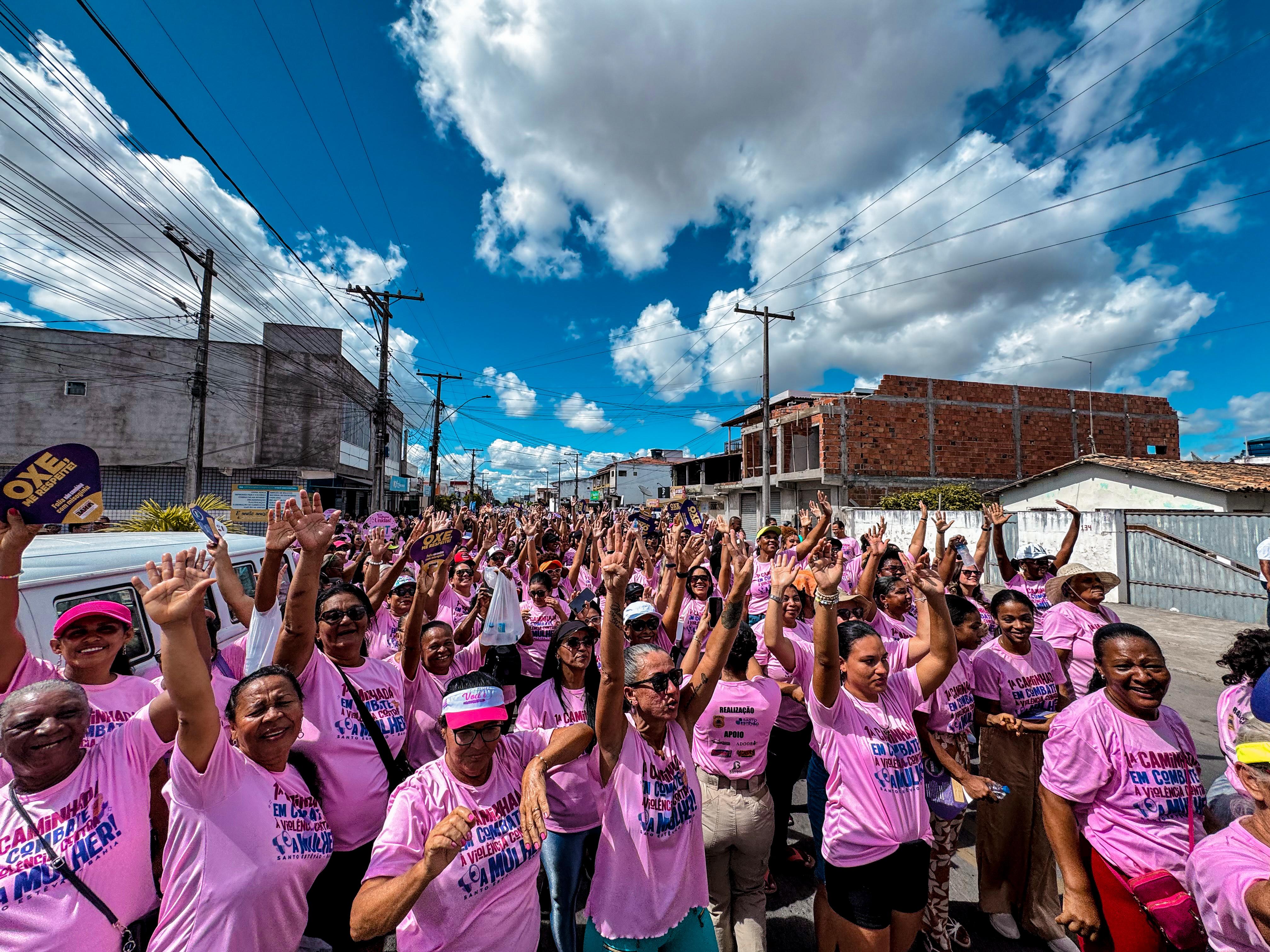 Santo Estêvão realiza 1ª Caminhada em Combate à Violência contra a Mulher
