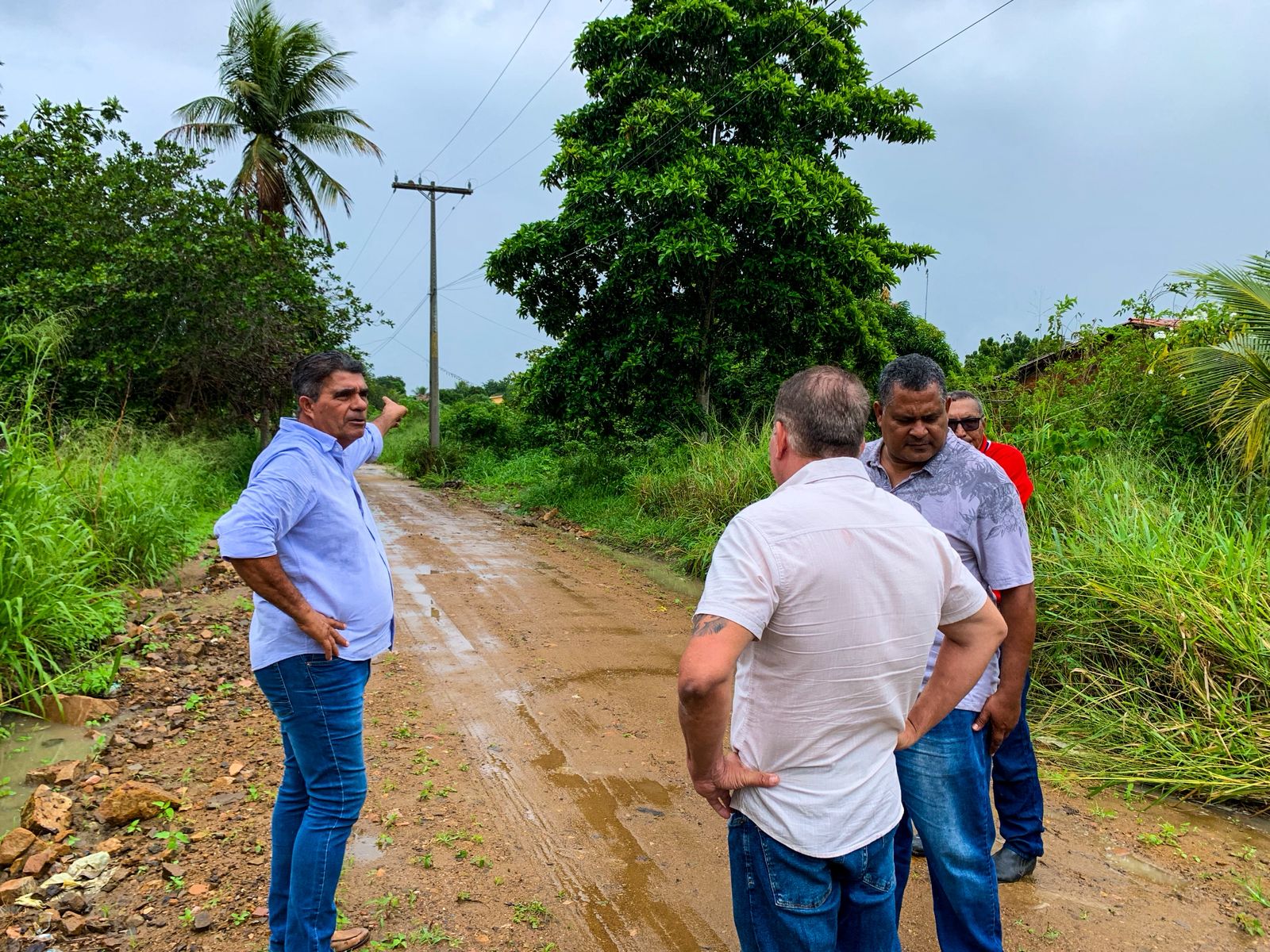 Prefeitura de Santo Estêvão realiza vistoria em obra de pavimentação na estrada da Várzea da Casa