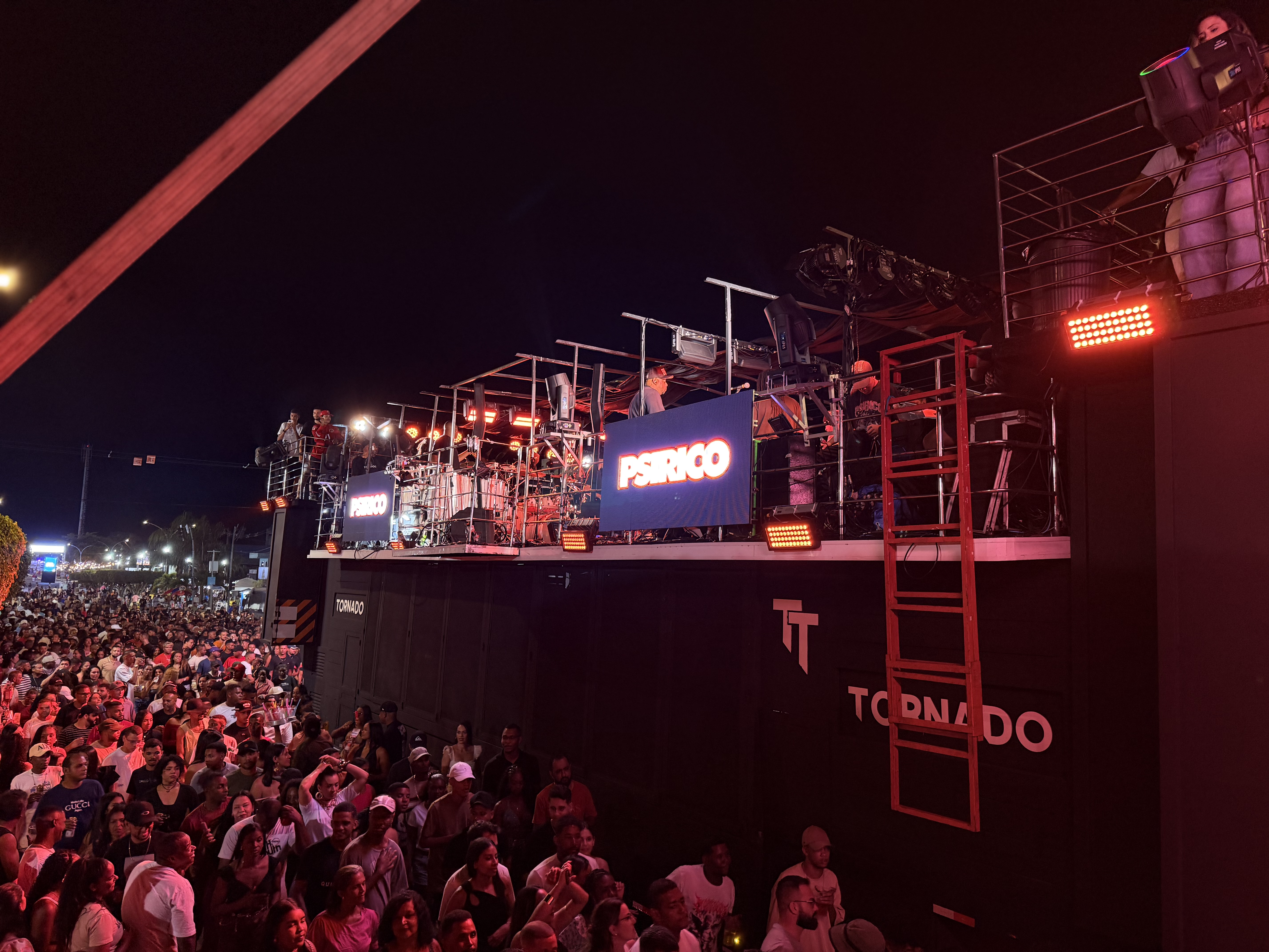 Santo Estêvão vibra com a segunda noite da Micareta 2025