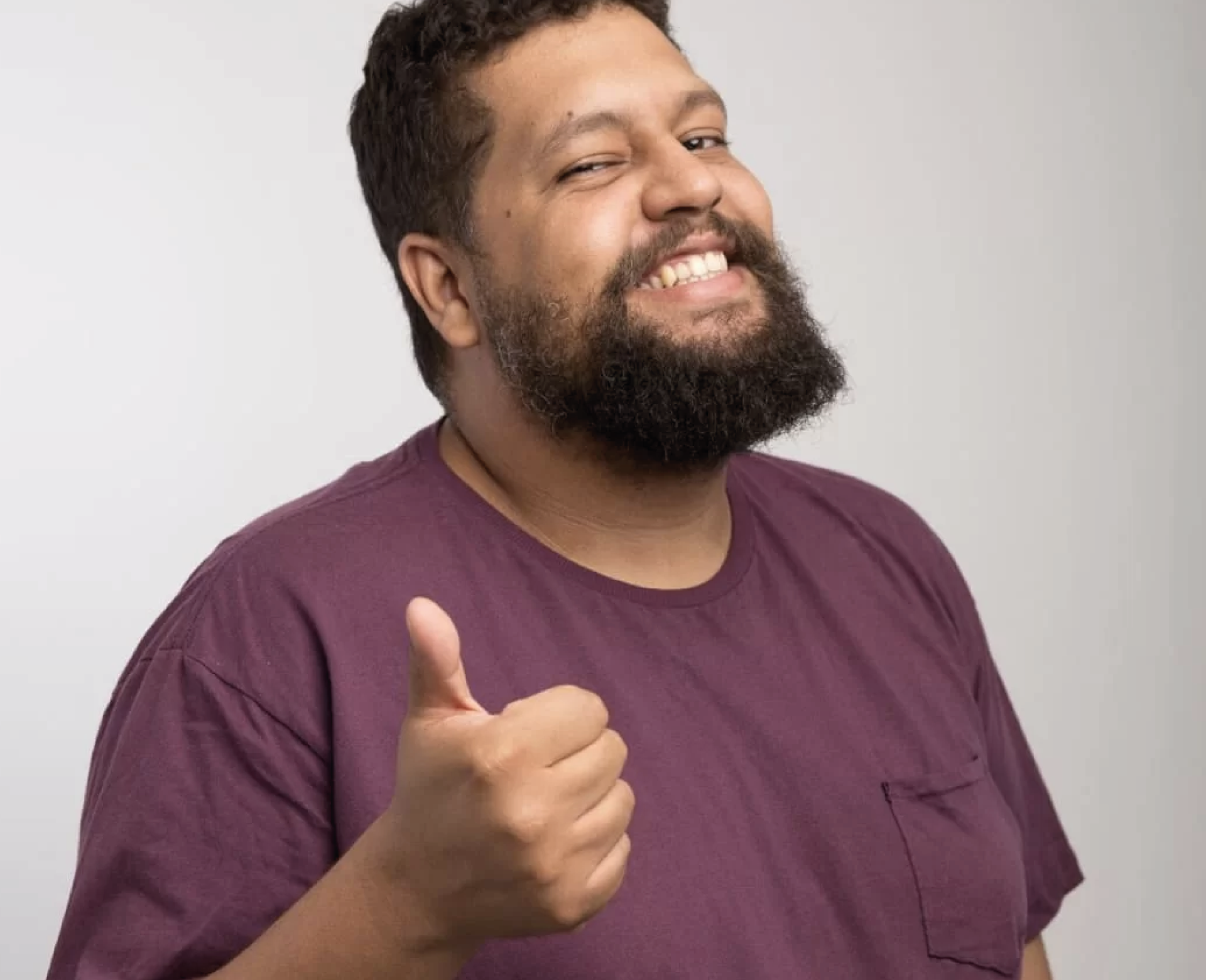 Santo Estêvão recebe Matheus Buente, vencedor do Prêmio Paulo Gustavo, para palestra-espetáculo sobre identidade, resistência e representatividade