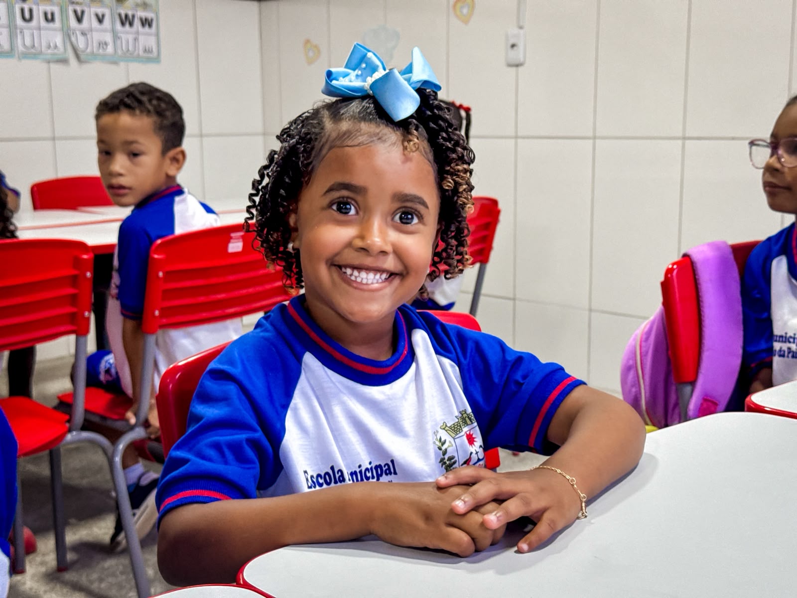 Pela primeira vez na história de Santo Estêvão, todos os alunos da rede municipal recebem fardamento escolar gratuito